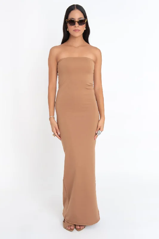 Maxi vestido strapless ajustado con abertura